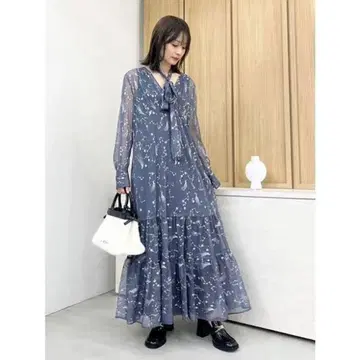 새상품 네이비 LILY BROWN 별이 빛나는 하늘 자수 원피스
