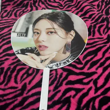 IT'Z ITZY YUNA 부채