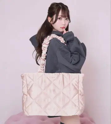로제 뮤즈 새틴 퀼팅 빅 토트백