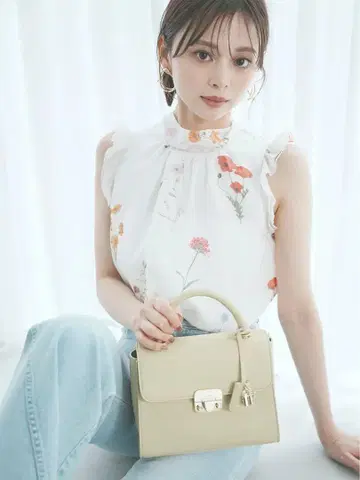 스나이델 슬리브리스 백 리본 블라우스