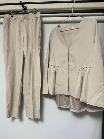 베이지 플레어 슬리브 팬츠 셋업