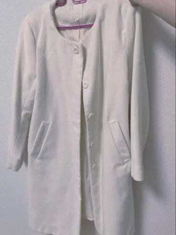 아이보리 버튼이 달린 롱 코트