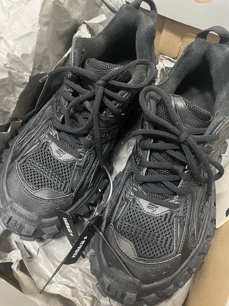 Balenciaga Defender 39