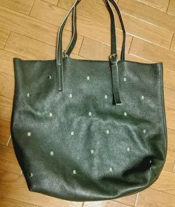 다크 그린 가죽 토트백 도트 무늬
