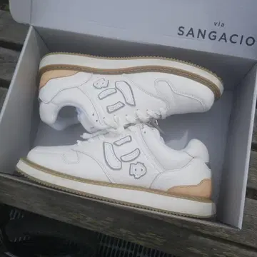 SANGACIO 화이트 가죽 스니커즈 26cm 박스 있음