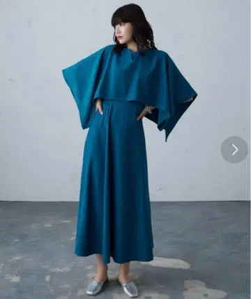 다크 틸 케이프 스타일 원피스