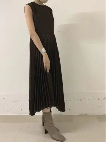 미라 오웬 Mila Owen 슬리브리스 헴 디자인 플리츠 원피스