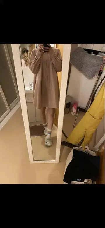 베이지 긴팔 A 라인 무릎 기장 원피스