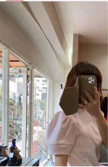 보더스 앳 발코니 화이트 퍼프 슬리브 셔츠