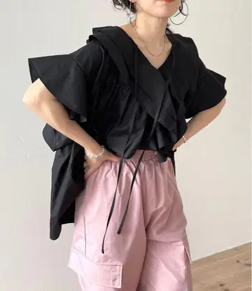 새상품 택 포함 프릴 디자인 반팔 상의 블랙 wee9s