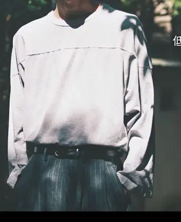 화이트 긴팔 V넥 티셔츠