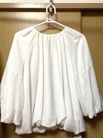 화이트 벌룬 슬리브 블라우스 미라 오웬