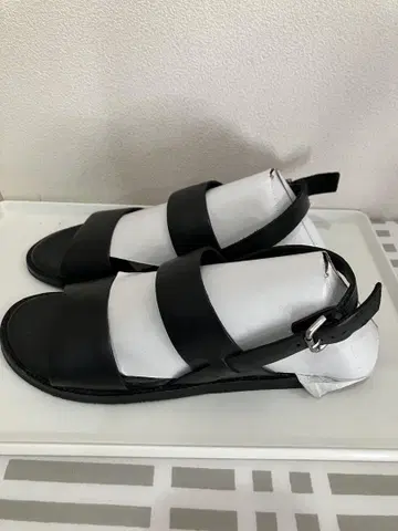 블랙 스트랩 샌들