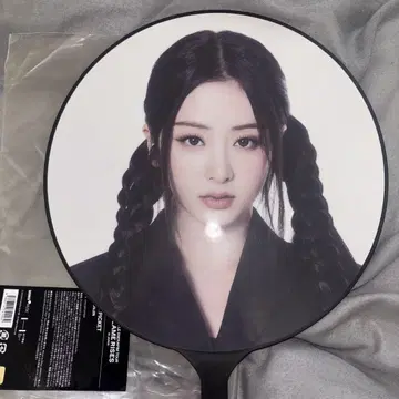 LE SSERAFIM 윤진 부채
