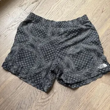 THE NORTH FACE 기하학 패턴 숏 팬츠 L