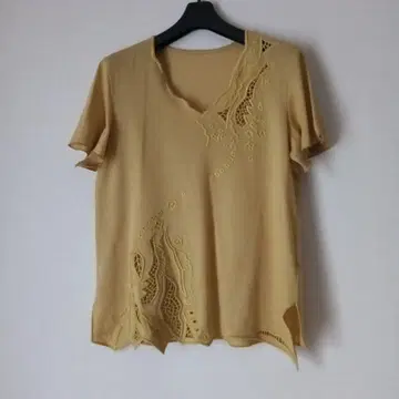 자수 장식 베이지 V넥 티셔츠