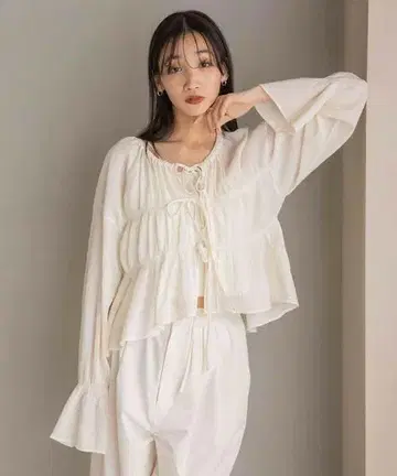 로리즈팜 요류 셔링 숏 블라우스