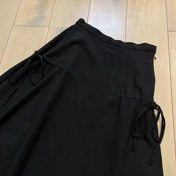 레이빔즈 블랙 플레어 스커트 사이드 드로스트 스커트 리본