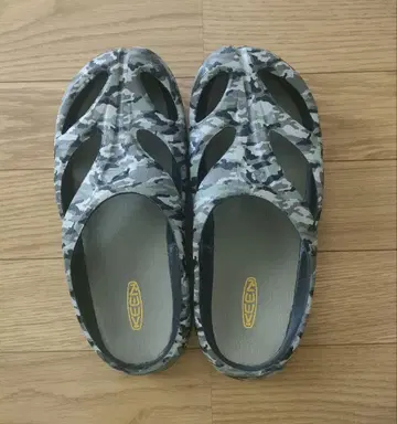 KEEN 샨티 예술 카모플라주 패턴 샌들