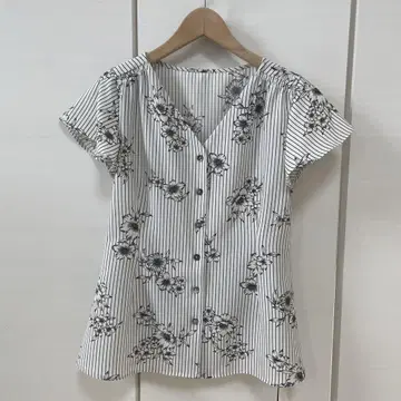 택 포함 새상품 IENA 스트라이프 플라워 V넥 블라우스 완판