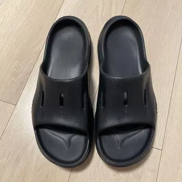 HOKA 블랙 슬라이드 샌들 M9 W11