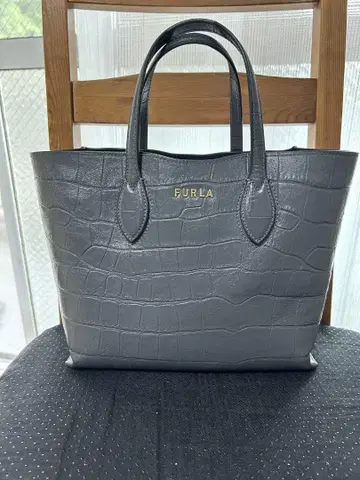 새상품급 FURLA 다크 그레이 크로커다일 패턴 토트백 핸드백