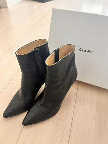 CLANE 블랙 가죽 부티