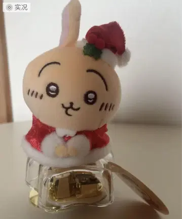산타가 들고 있는 마스코트 토끼 크리스마스 치이카와 랜드 봉제 인형