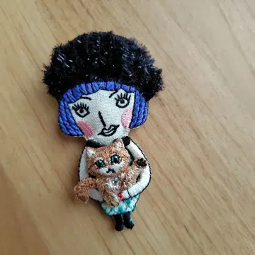 라쿰 여성과 고양이 브로치