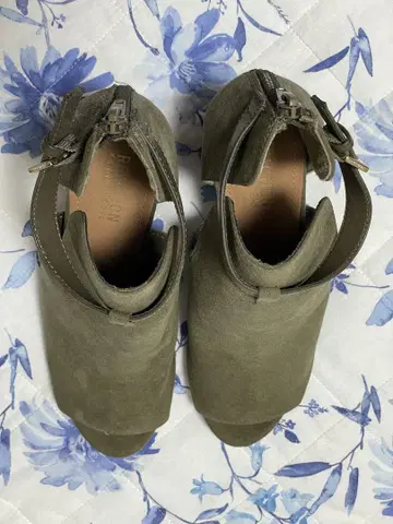 올리브 그린 스웨이드 오픈토 샌들