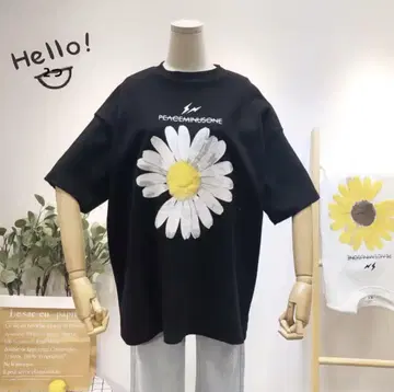 GDragon 데이지 티셔츠와 데이지 핀 배지