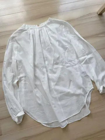 IENA 화이트 개더링 긴팔 블라우스