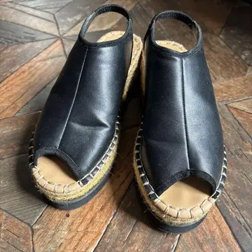 블랙 가죽 오픈토 웨지솔 샌들