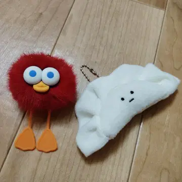 빨간색 캐릭터와 교자 키링 세트