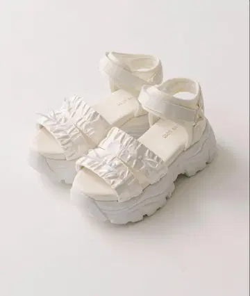 셔링 스포츠 샌들, 프릴이 달린 화이트 통굽 샌들