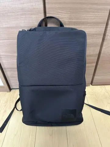 블랙 백팩 심플한 디자인