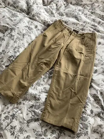 베이지 치노 팬츠