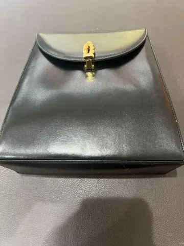 블랙 가죽 숄더백 금장 장식 발리