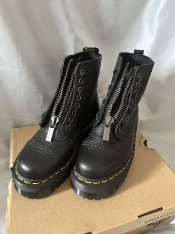 Dr. Martens 블랙 가죽 통굽 워크 부츠
