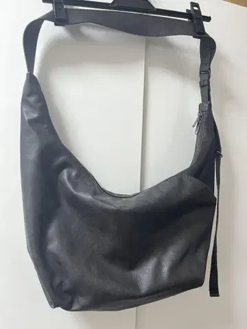 지유 빈티지 이펙트 크로스 바디백 Q 블랙