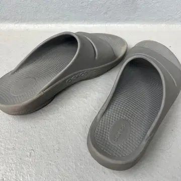 Oofos 그레이 샌들 M9-W11