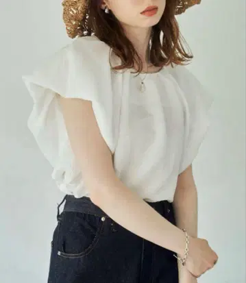 hinari 화이트 프릴 슬리브 상의