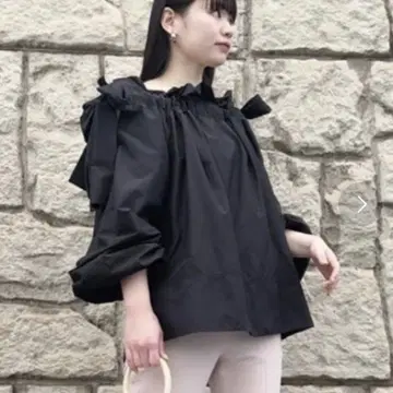 CELFORD 숄더 리본 개더 블라우스 블랙