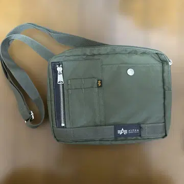 ALPHA INDUSTRIES 올리브 그린 숄더백