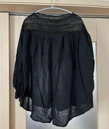 스픽 앤 스팬 어깨 레이스 블라우스