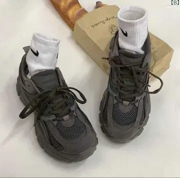 다크 그레이 메쉬 스니커즈