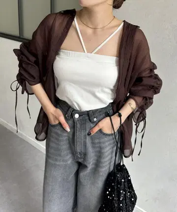 Thevon 라메 와셔 소매 셔링 시어 셔츠