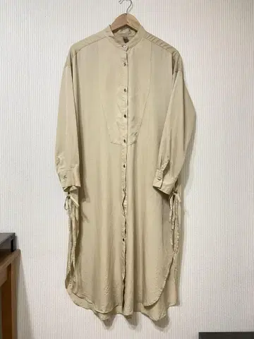 베이지 버튼이 달린 셔츠 원피스
