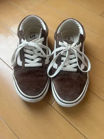 브라운 스웨이드 로우 컷 스니커즈