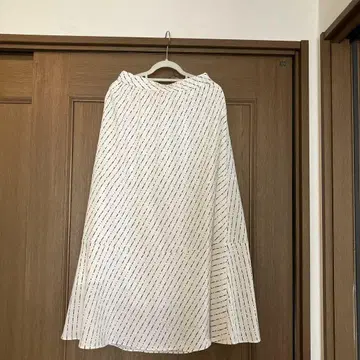 인디비 안감 부착 화이트 베이스에 블랙 무늬 롱 스커트 S 사이즈!
